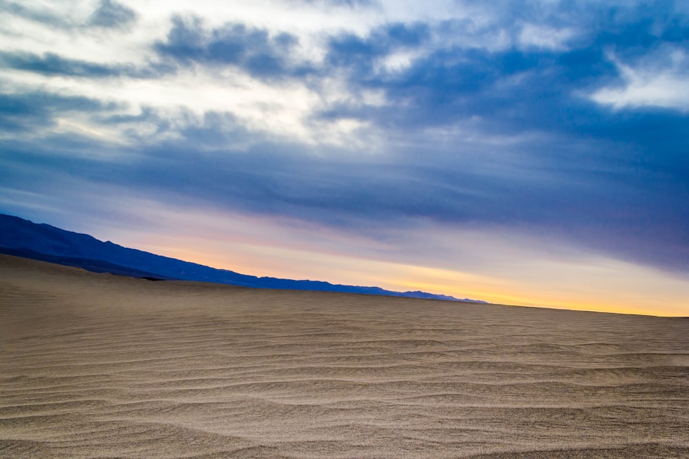 desierto durante el amanecer