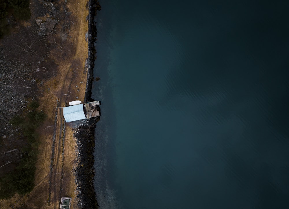 Photo aérienne de la maison au bord de la mer