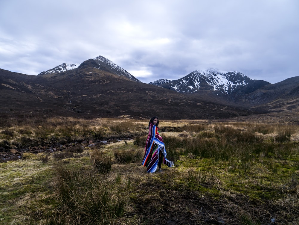 Mujer de pie hierba de montaña durante el día
