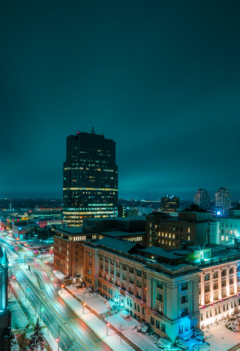 Photographie aérienne de bâtiments urbains éclairés la nuit