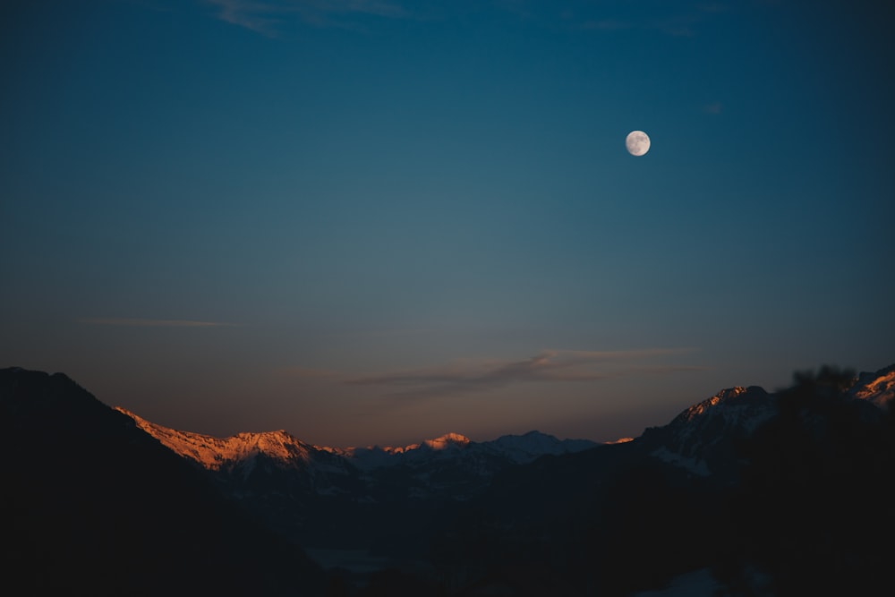 schneebedeckter Berg bei Nacht mit Mond