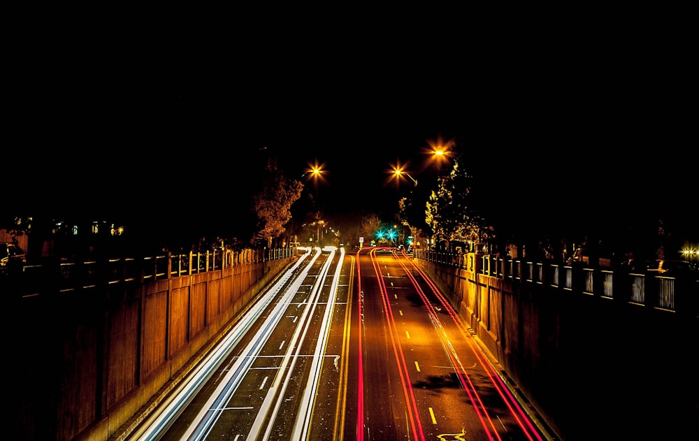 Photographie timelapse de voitures passant par le nord et le sud