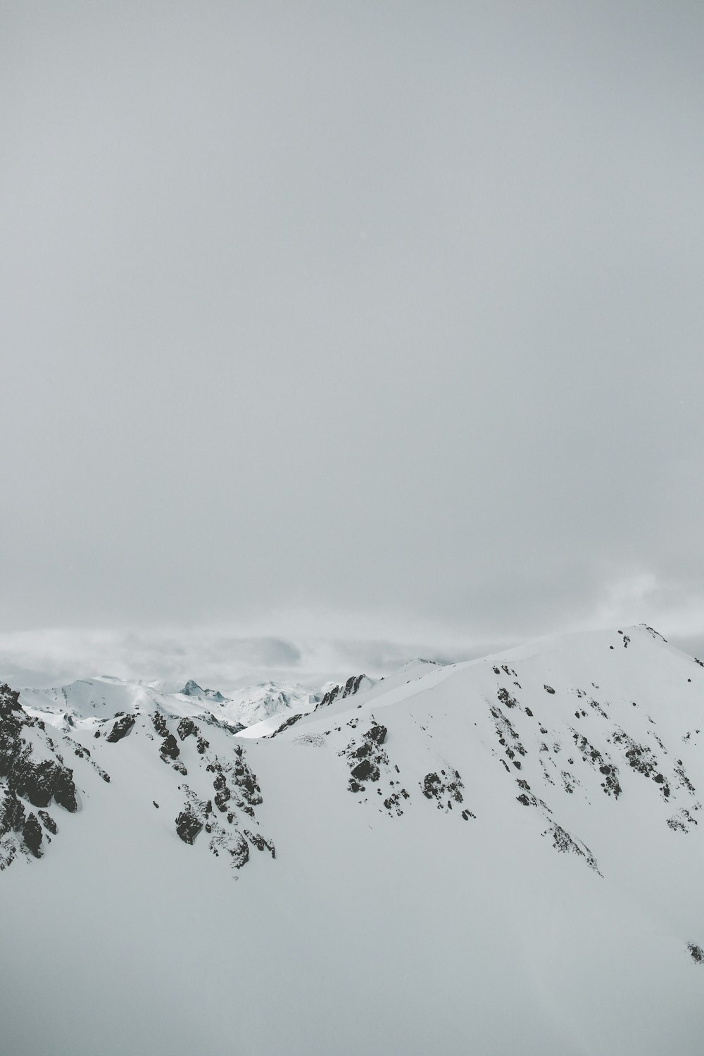 雪に覆われた山頂の航空写真