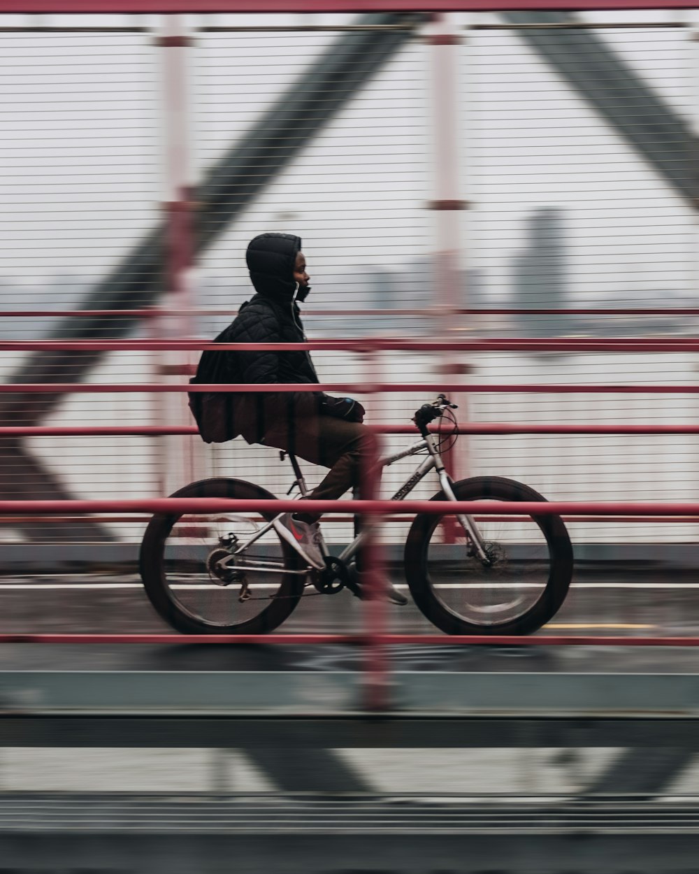 Mann fährt Fahrrad auf Brücke