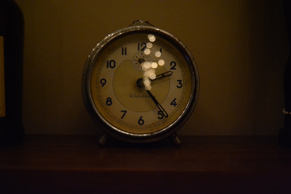 analog clock displaying at 2:24