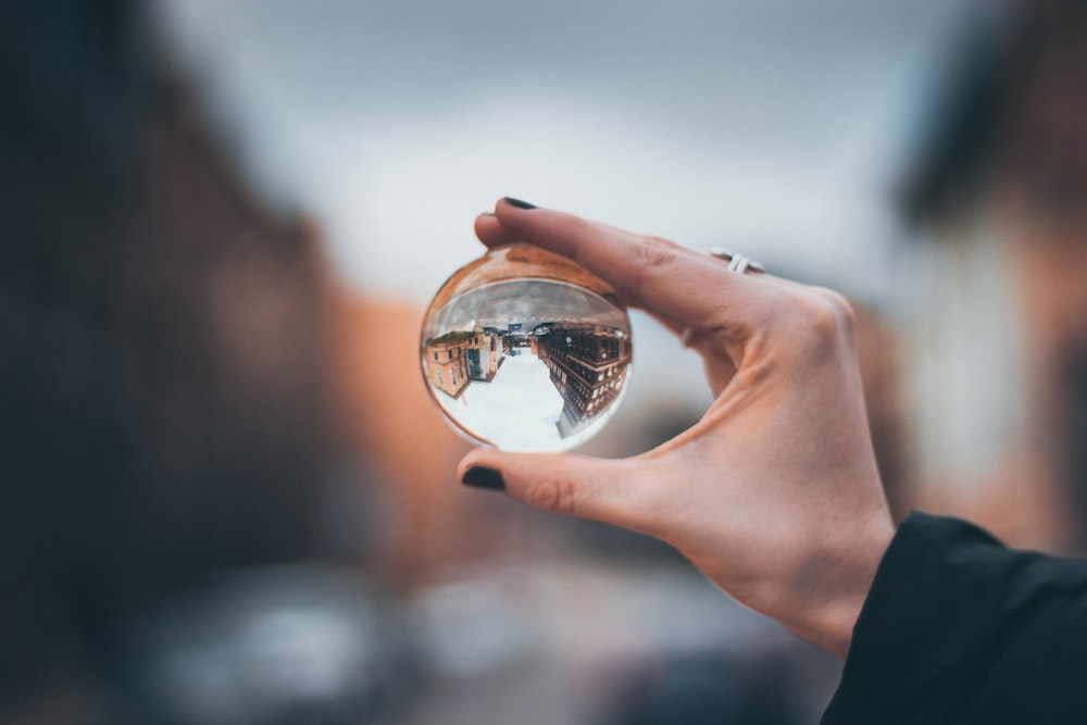 Foto de stock gratuita sobre al revés, bola, bola de cristal, cristal, de  cerca, enfoque selectivo, esfera, fondo borroso, mano, naturaleza muerta,  playa, puesta de sol, tiro vertical