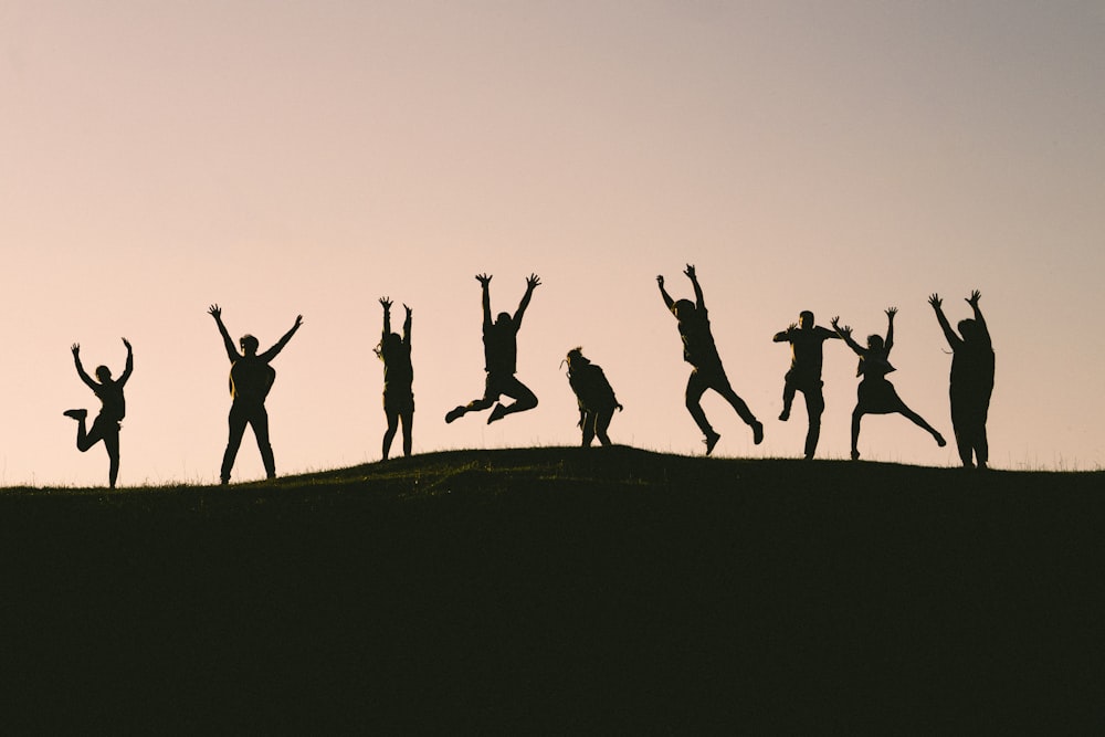 Foto de la silueta de un grupo de personas en la montaña