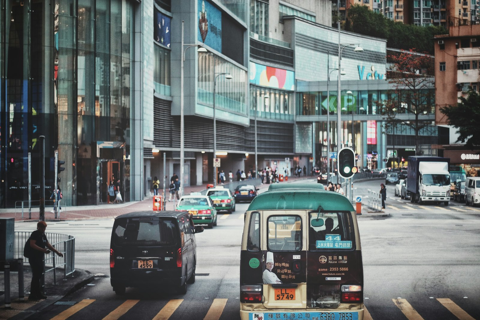 Canon EOS M3 + Canon EF 50mm F1.8 STM sample photo. Busy road photography