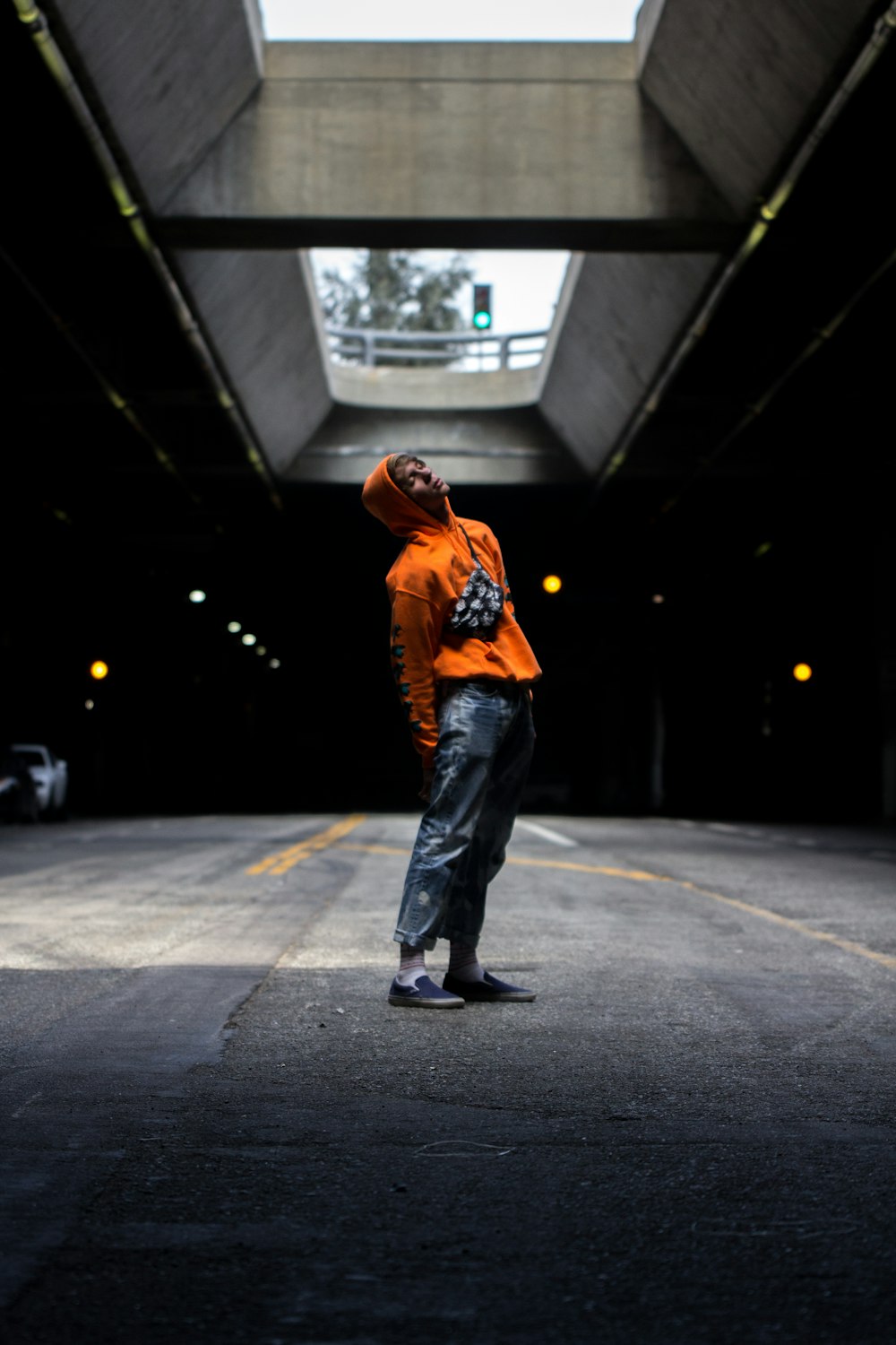 Mann trägt orangefarbenen Kapuzenpullover