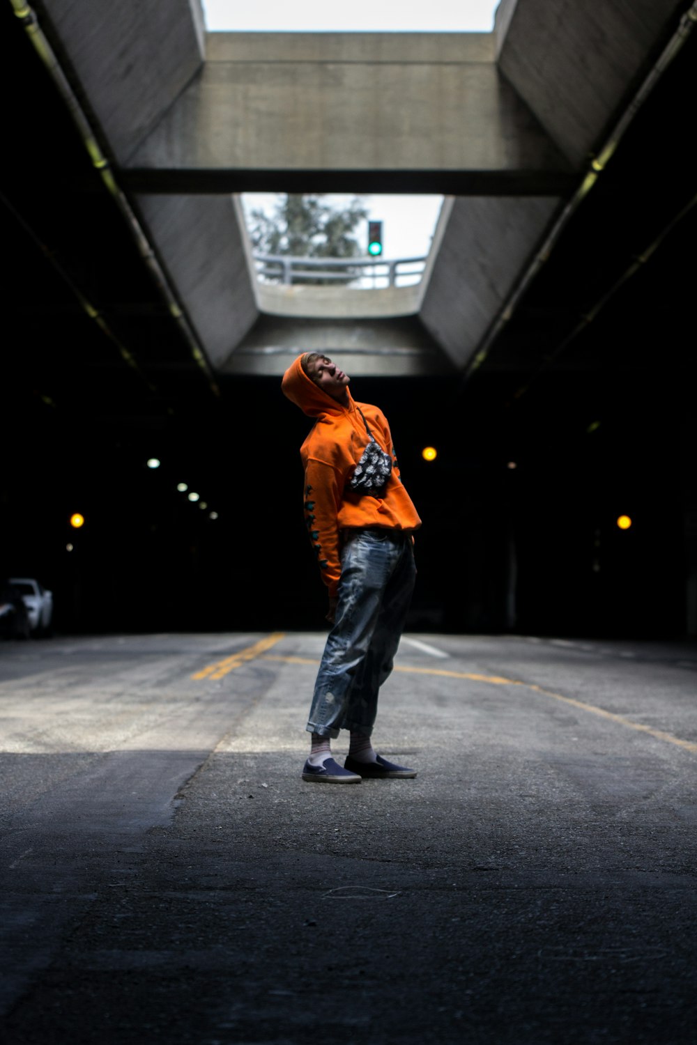 hombre con sudadera con capucha naranja