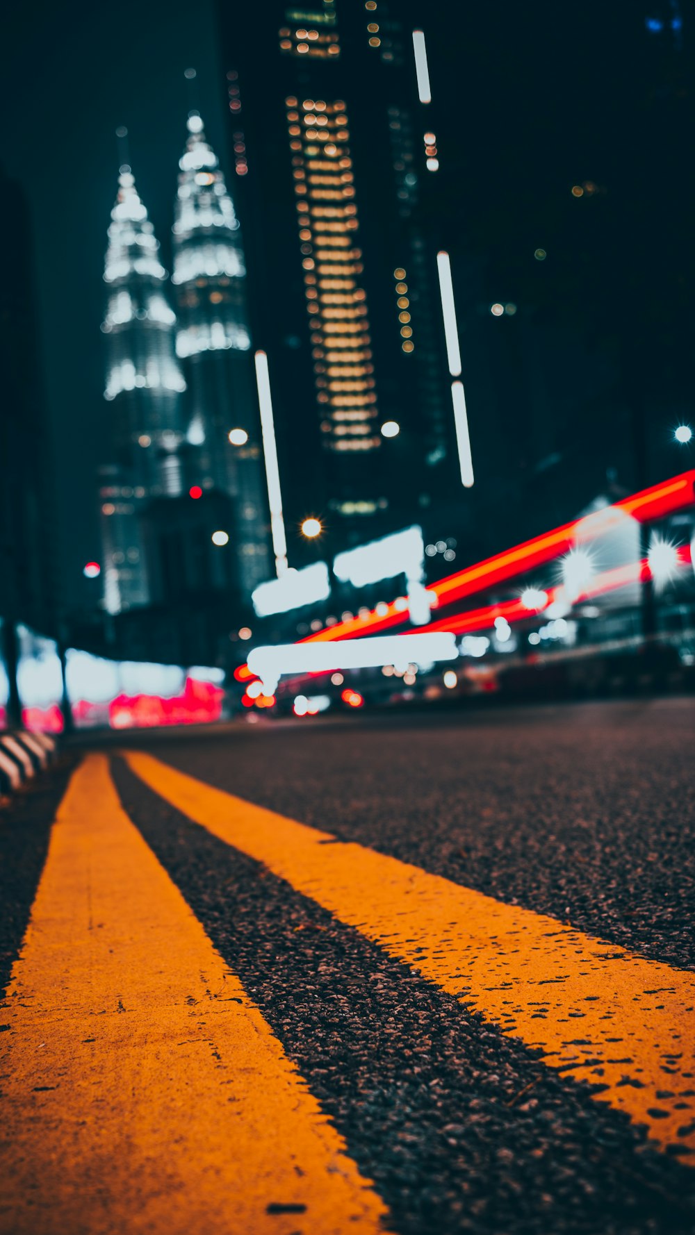 carril peatonal amarillo en la carretera cerca de un edificio de hormigón durante la noche