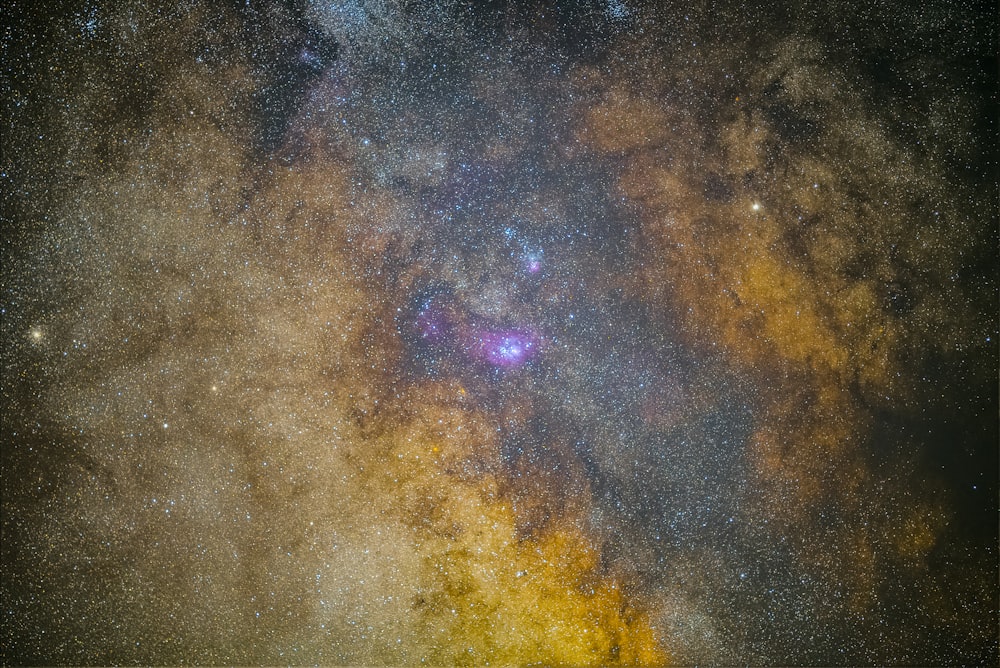 foto de closeup da galáxia marrom e roxa
