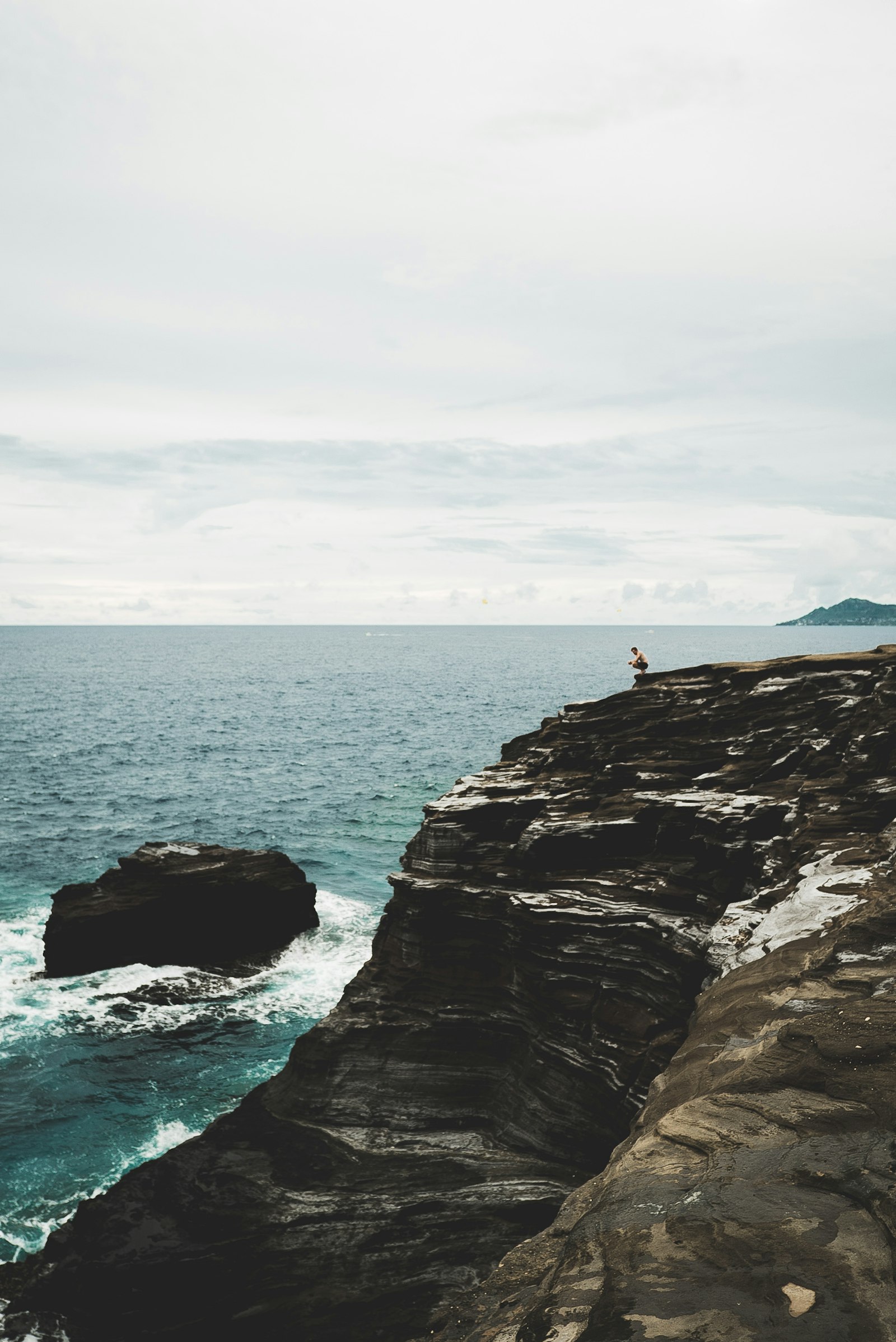 Sony a7S + Sony 70-400mm F4-5.6 G SSM sample photo. Person sitting on cliff photography