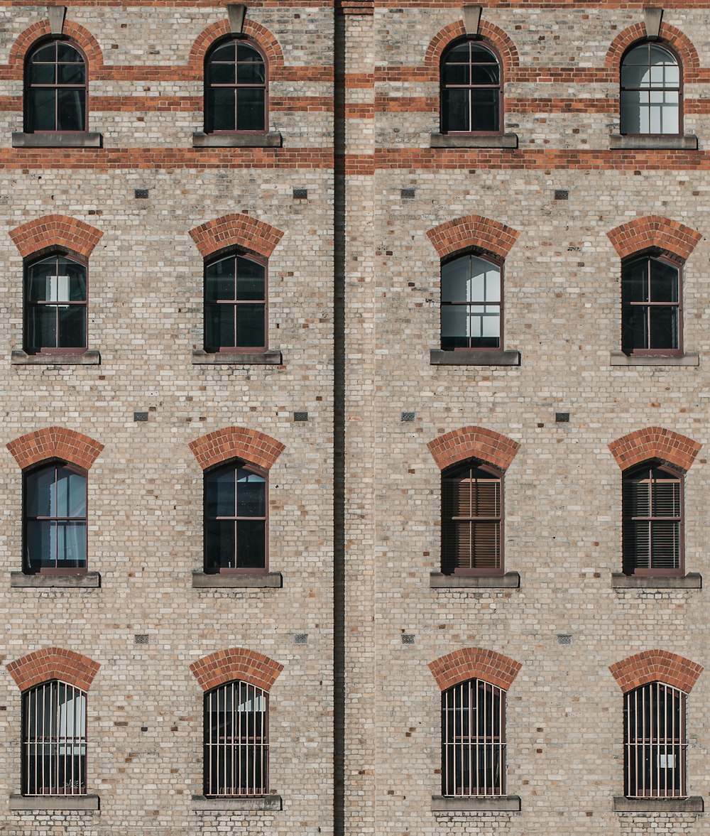 Photo d’un bâtiment en pierre brune