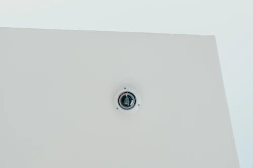 Cámara de seguridad tipo domo instalada en la pared
