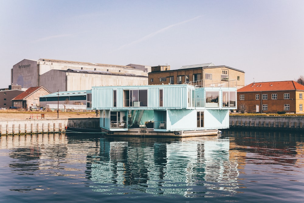 Maison près d’un plan d’eau pendant la journée