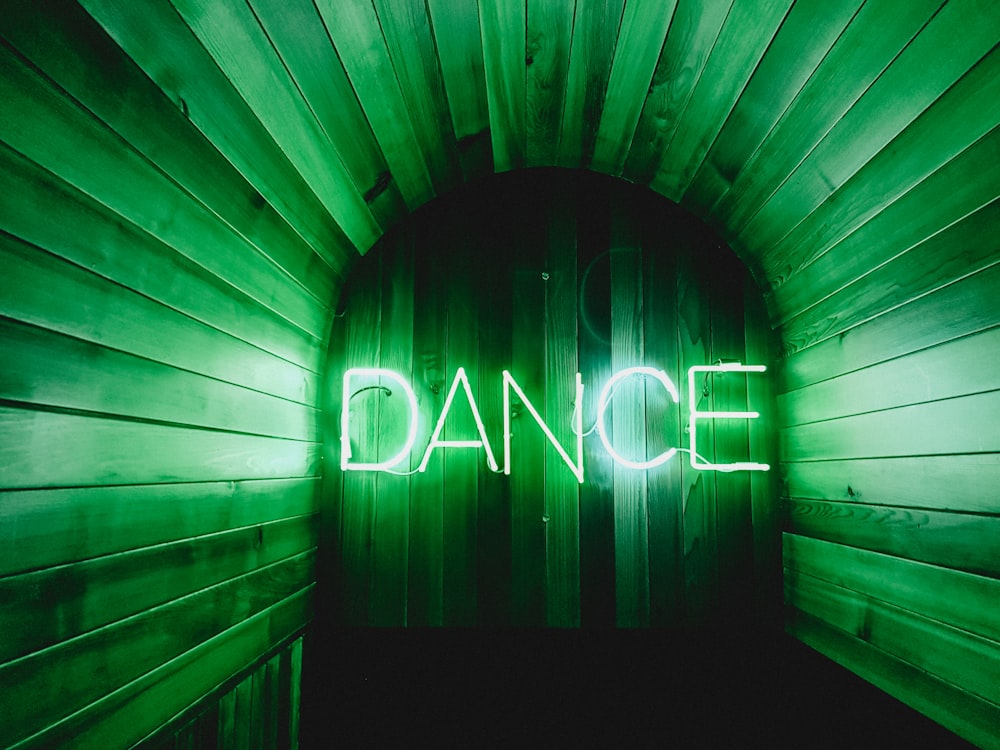 porta marrom com luzes de néon Dance