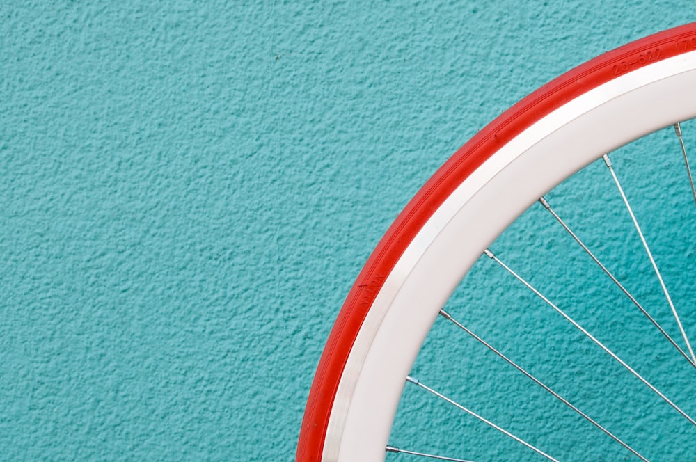 Foto de neumático de bicicleta rojo y blanco