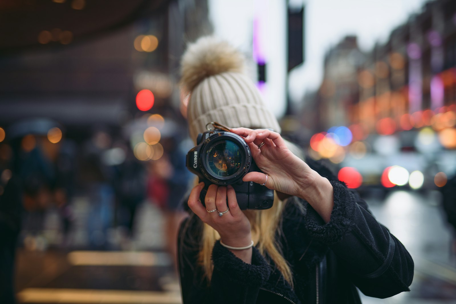 Sigma 50mm F1.4 DG HSM Art sample photo. Woman holding canon dslr photography