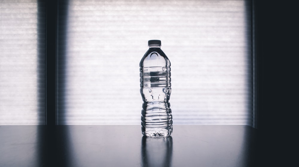 Bouteille transparente remplie d’eau