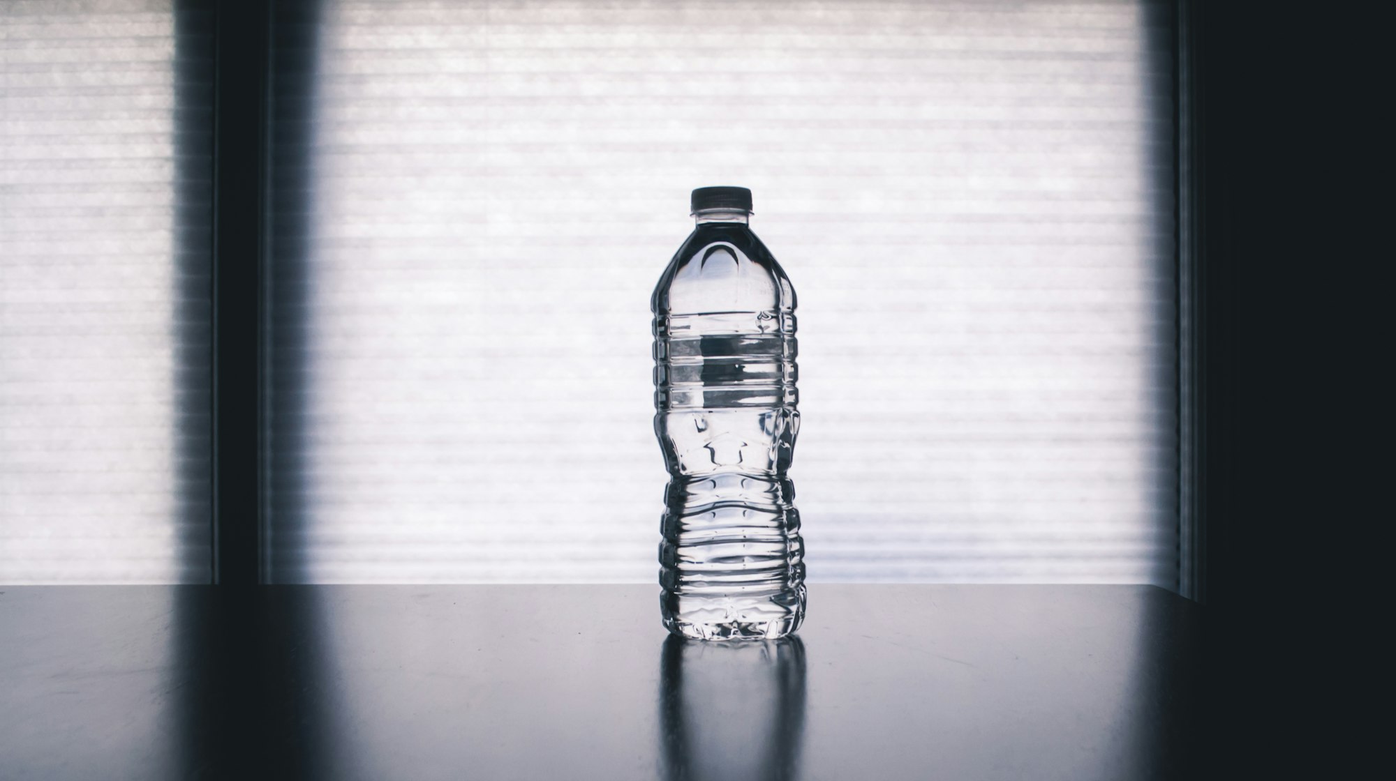 Лучше пить кипяченую или бутилированную воду с добавлением специальных растворов для регидратации.