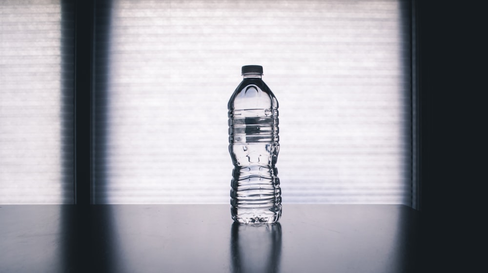 durchsichtige Trinkflasche gefüllt mit Wasser