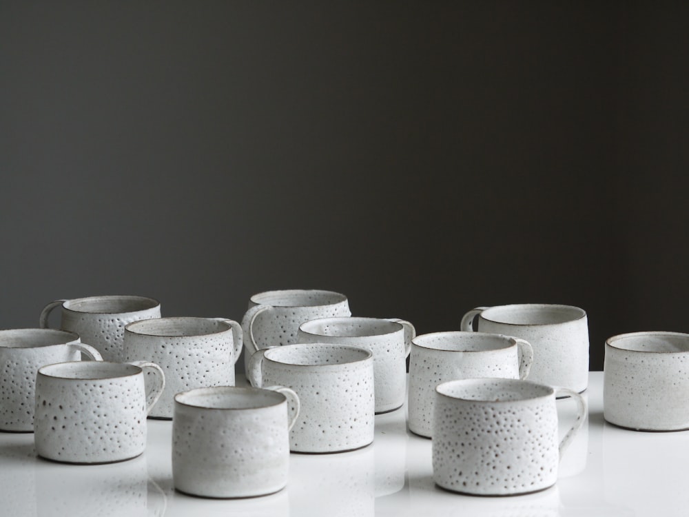 Lot de tasse en céramique blanche sur surface blanche