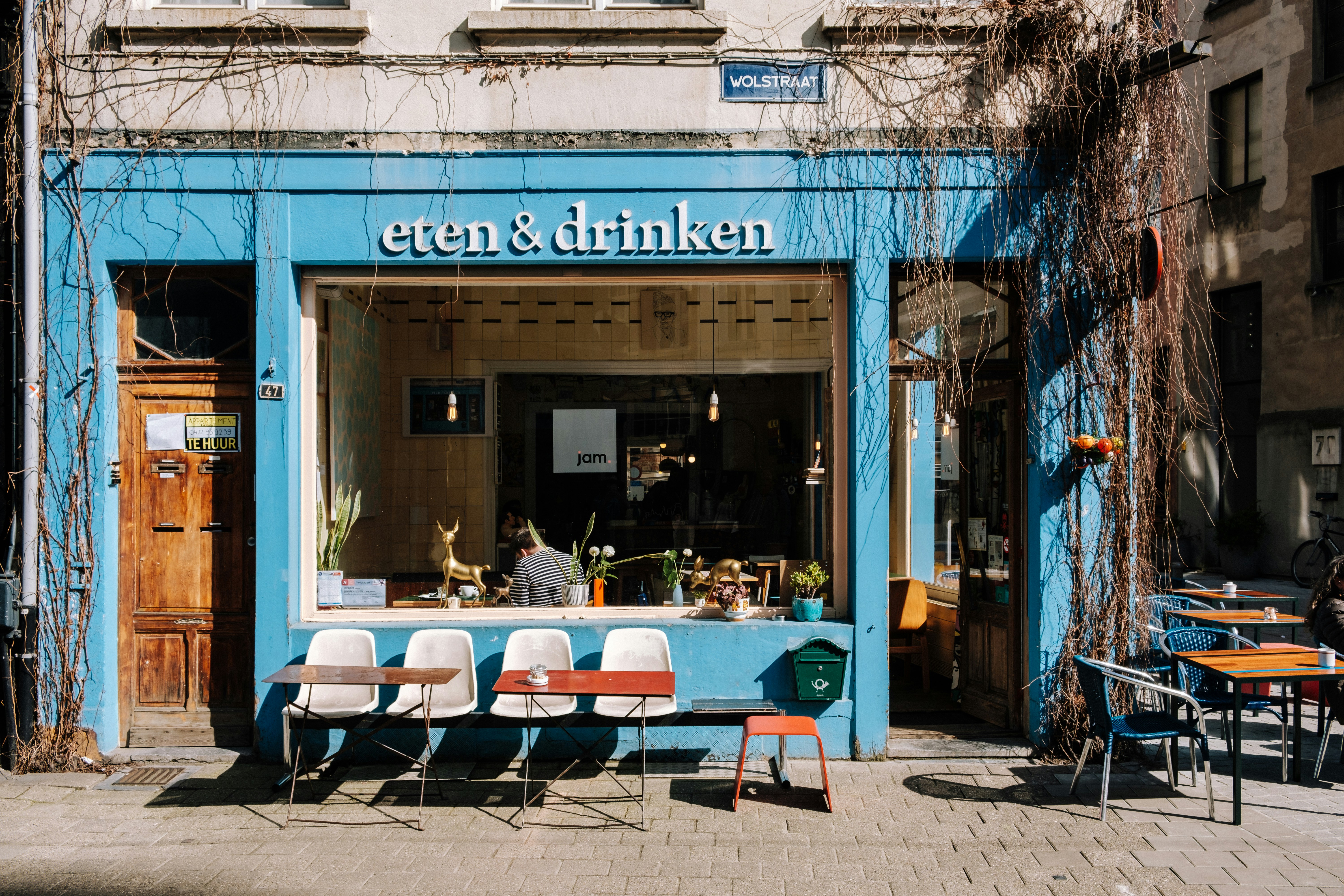 https://images.unsplash.com/photo-1523368749929-6b2bf370dbf8?ixid=M3w2MjYzNjJ8MHwxfHNlYXJjaHw4fHxBbm90aGVyJTIwQnJva2VuJTIwRWdnJTIwQ2FmZXxlbnwwfDB8fHwxNzMzMTc1MTQ5fDA&ixlib=rb-4.0.3