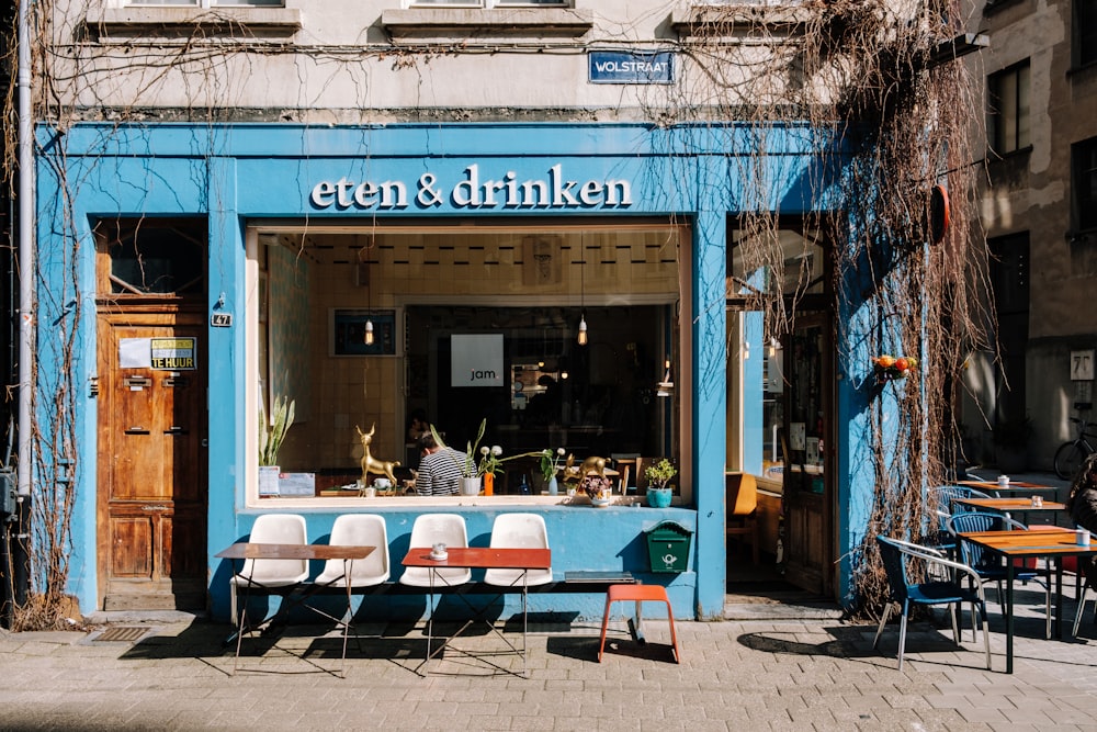 blau-weiße Ladenfront von Eten & Drinken tagsüber