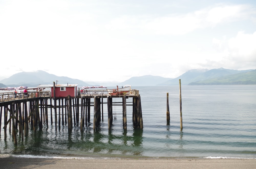 braunes hölzernes Stranddock auf dem Meer