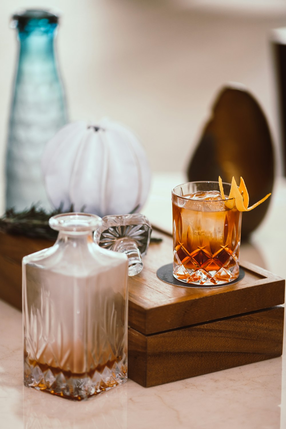 carafe à côté du verre de roche sur la boîte