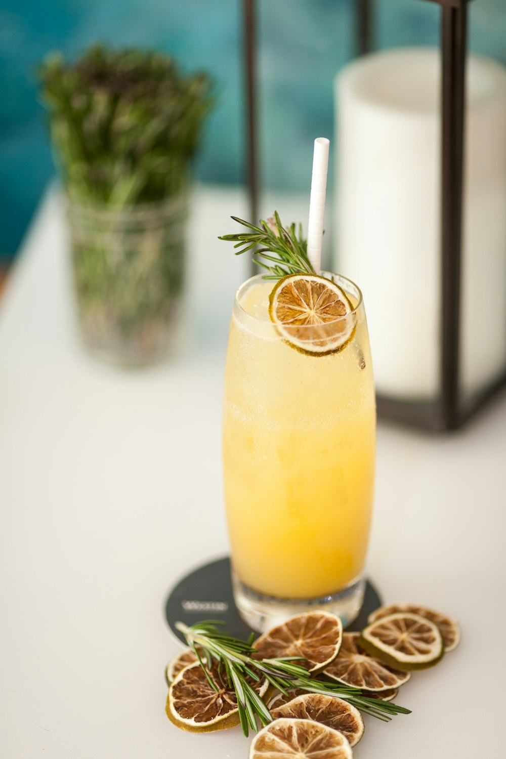 jus d’ananas sur une surface en bois blanc