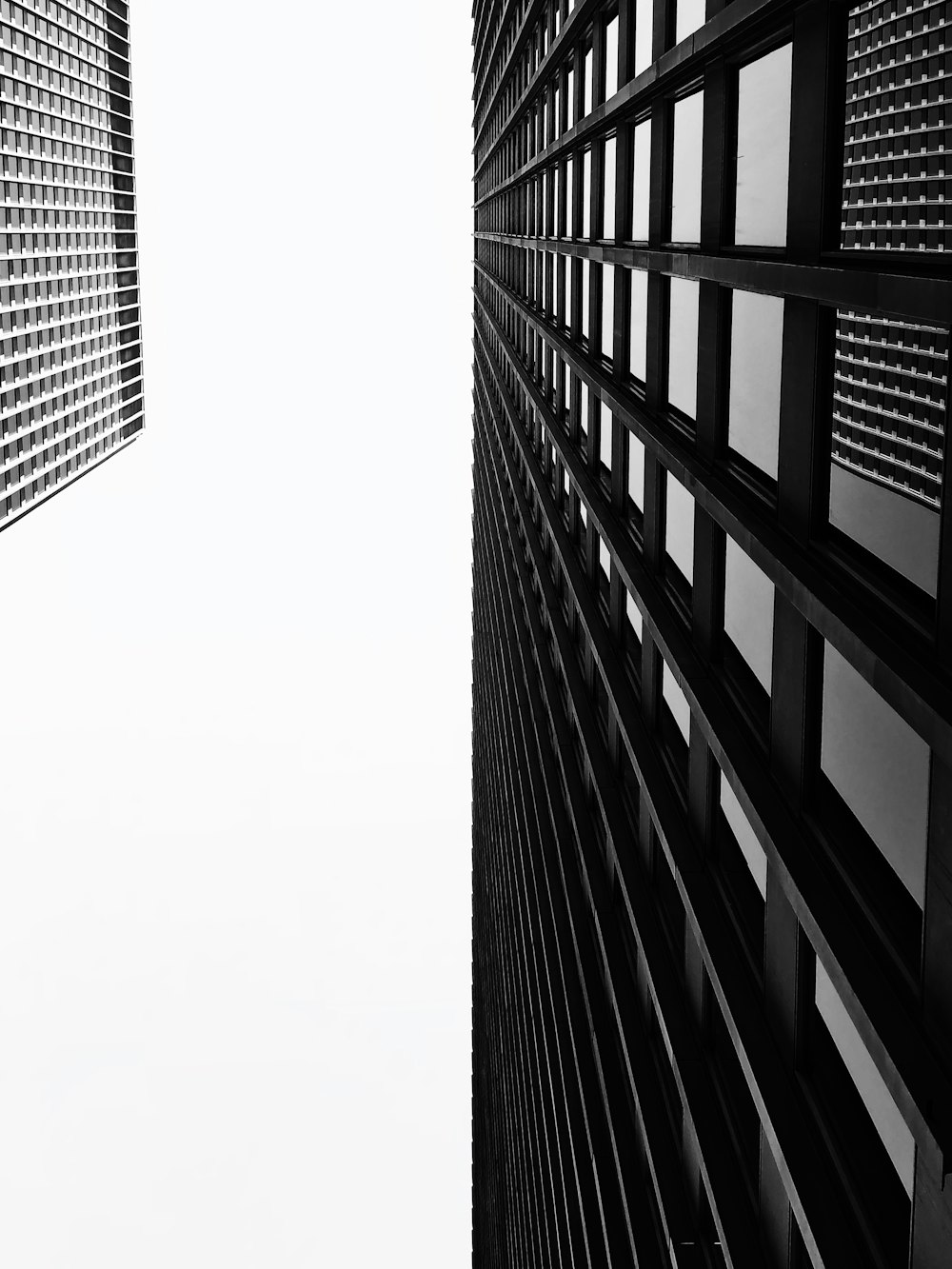 콘크리트 건물의 로우 앵글 사진