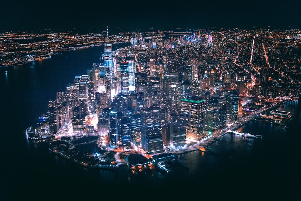 Vista aérea de edifícios da cidade durante a noite