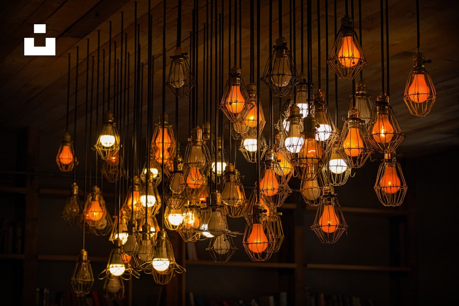 Hanging light bulbs lot photo – Free Lighting Image on Unsplash