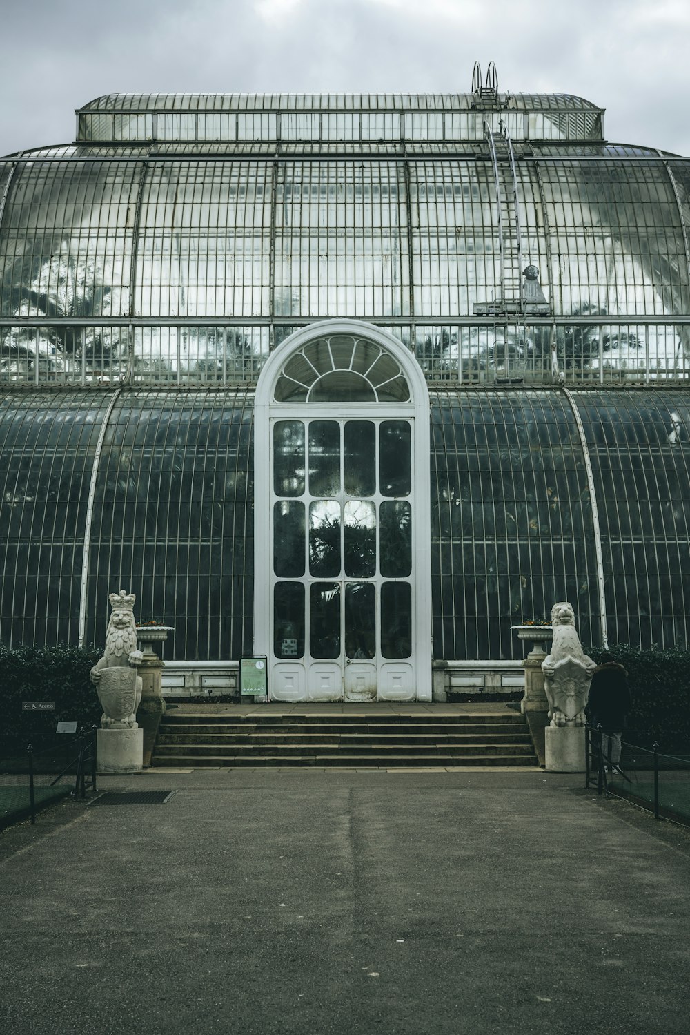 Jardín de puerta de acero blanco