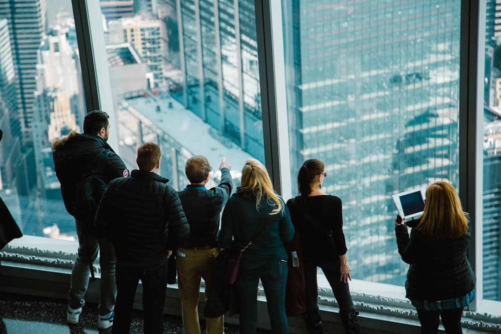 gruppo di persone nell'edificio che guarda fuori