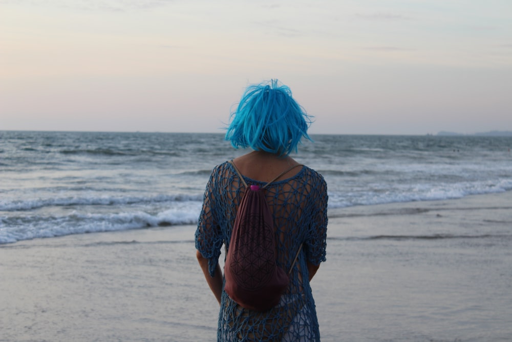Frau steht in der Nähe der Küste