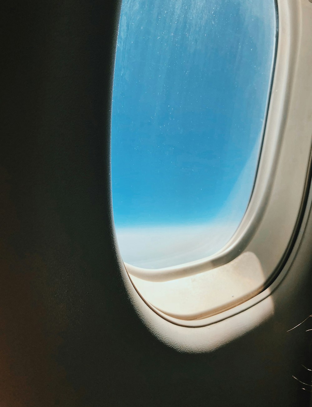 Blick auf den Himmel aus dem Flugzeugfenster