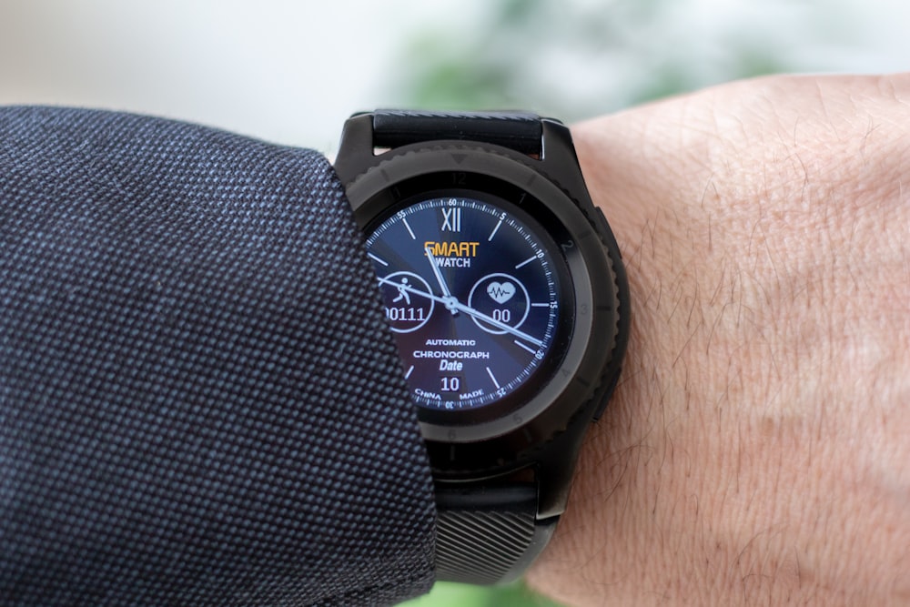 Person zeigt Smartwatch mit Anzeige 11:19