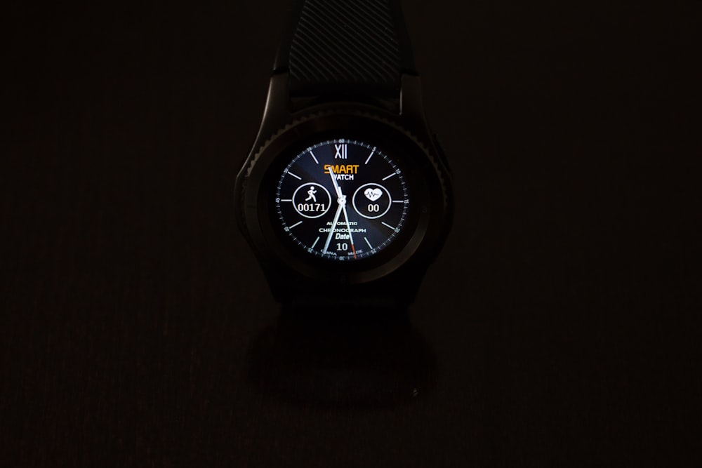 Reloj inteligente negro redondo
