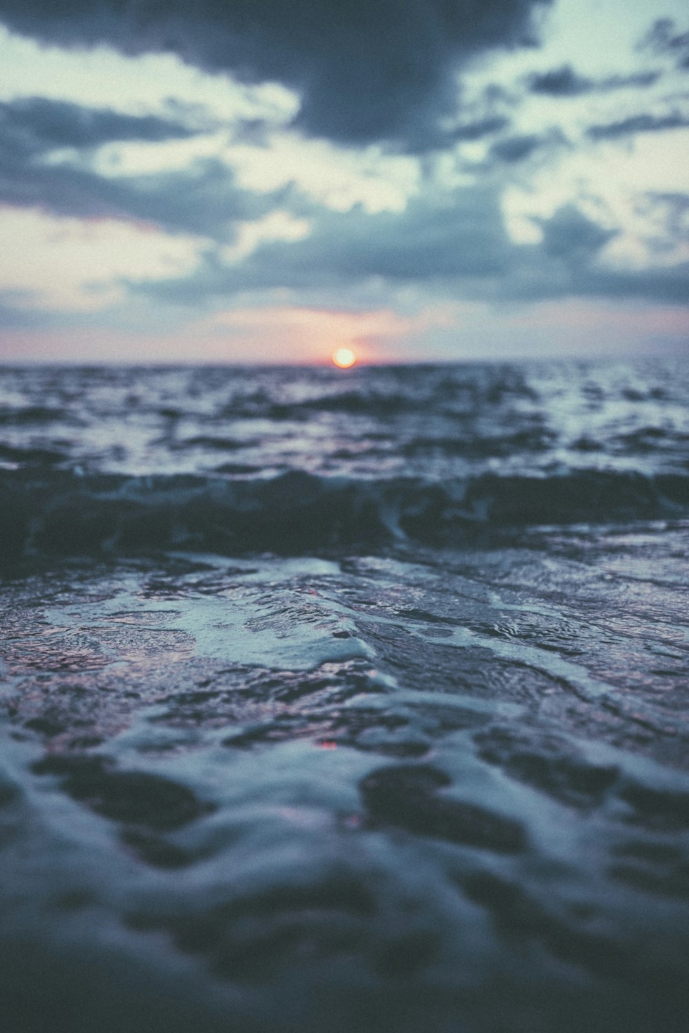 agua ondulada del océano al atardecer