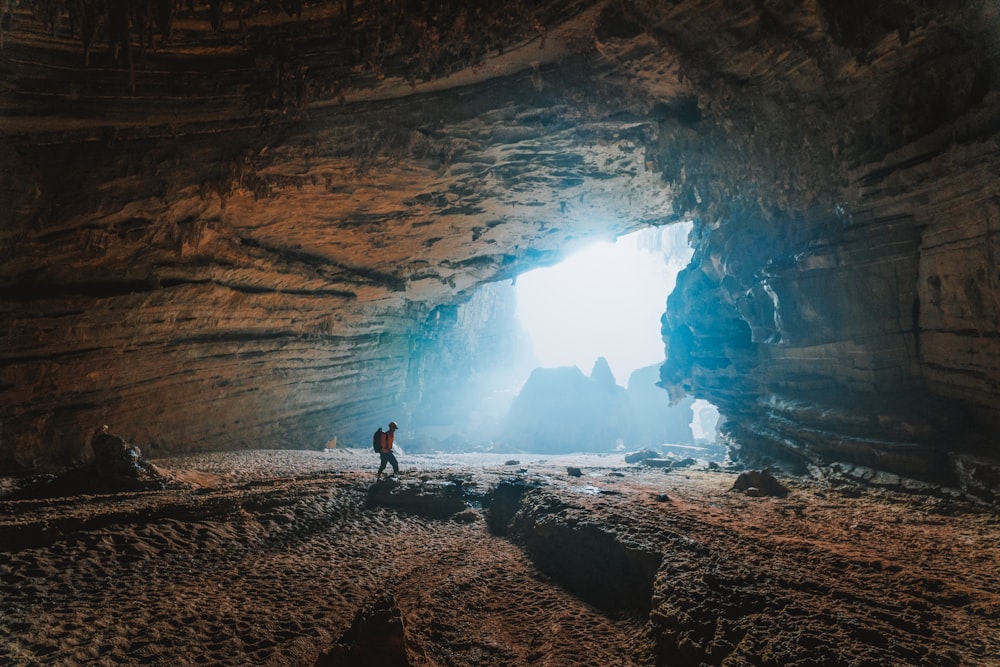 Persona que camina hacia la cueva