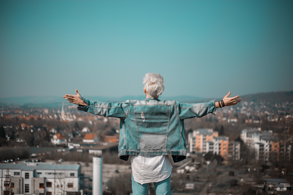 homme levant les mains sur la photographie de vignette