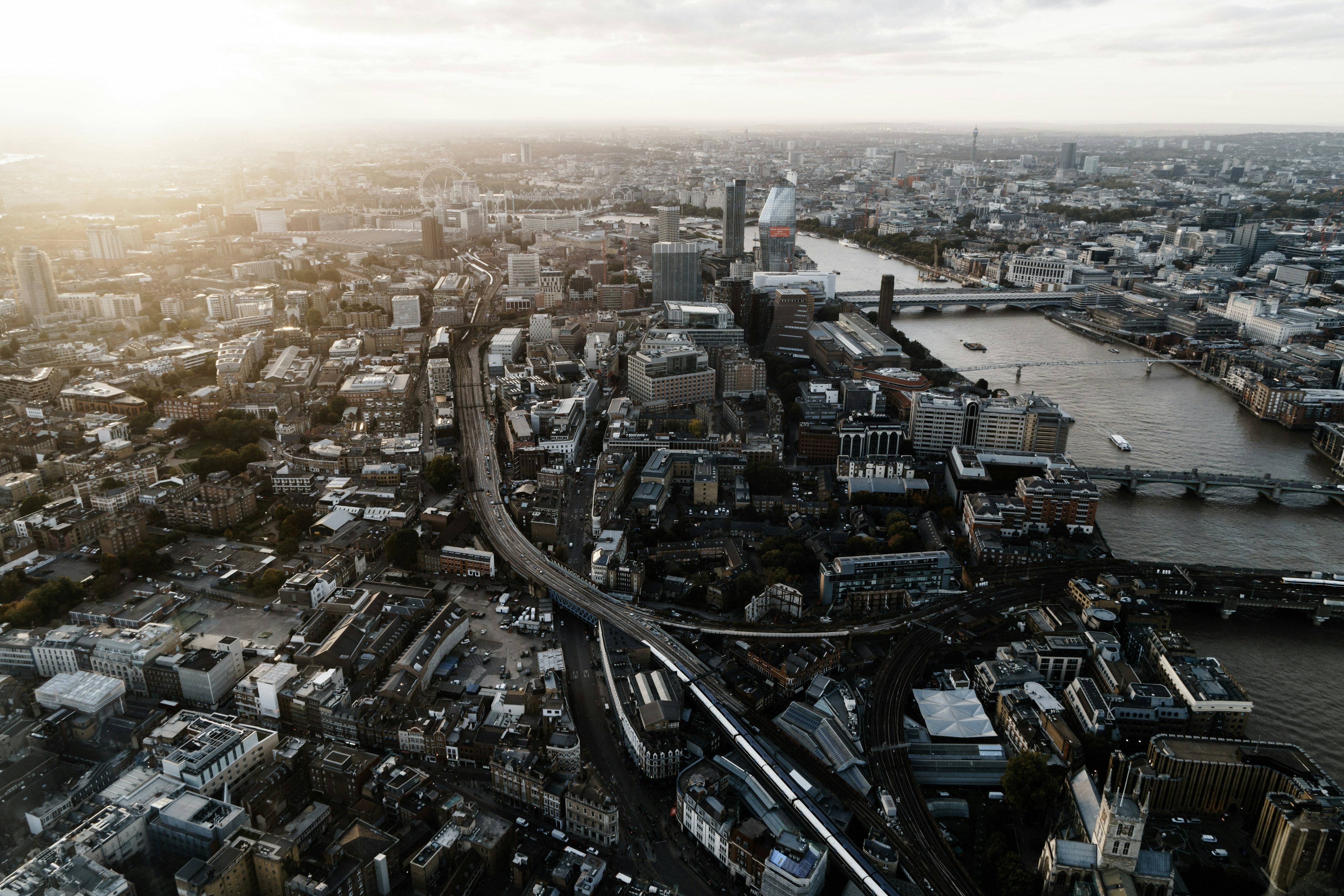 El yapımı gelin saç aksesuarı tasarım atölyesi: inci, kristal ve metalik detayların ustalıkla işlendiği özel tasarım gelin tokası yapım süreci