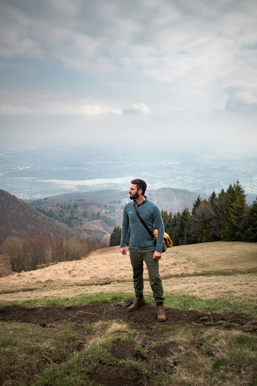 uomo che cammina sulla borsa per il trasporto della montagna