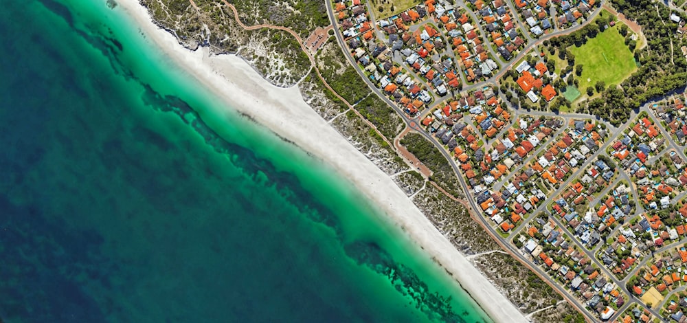 Photographie aérienne du bord de mer