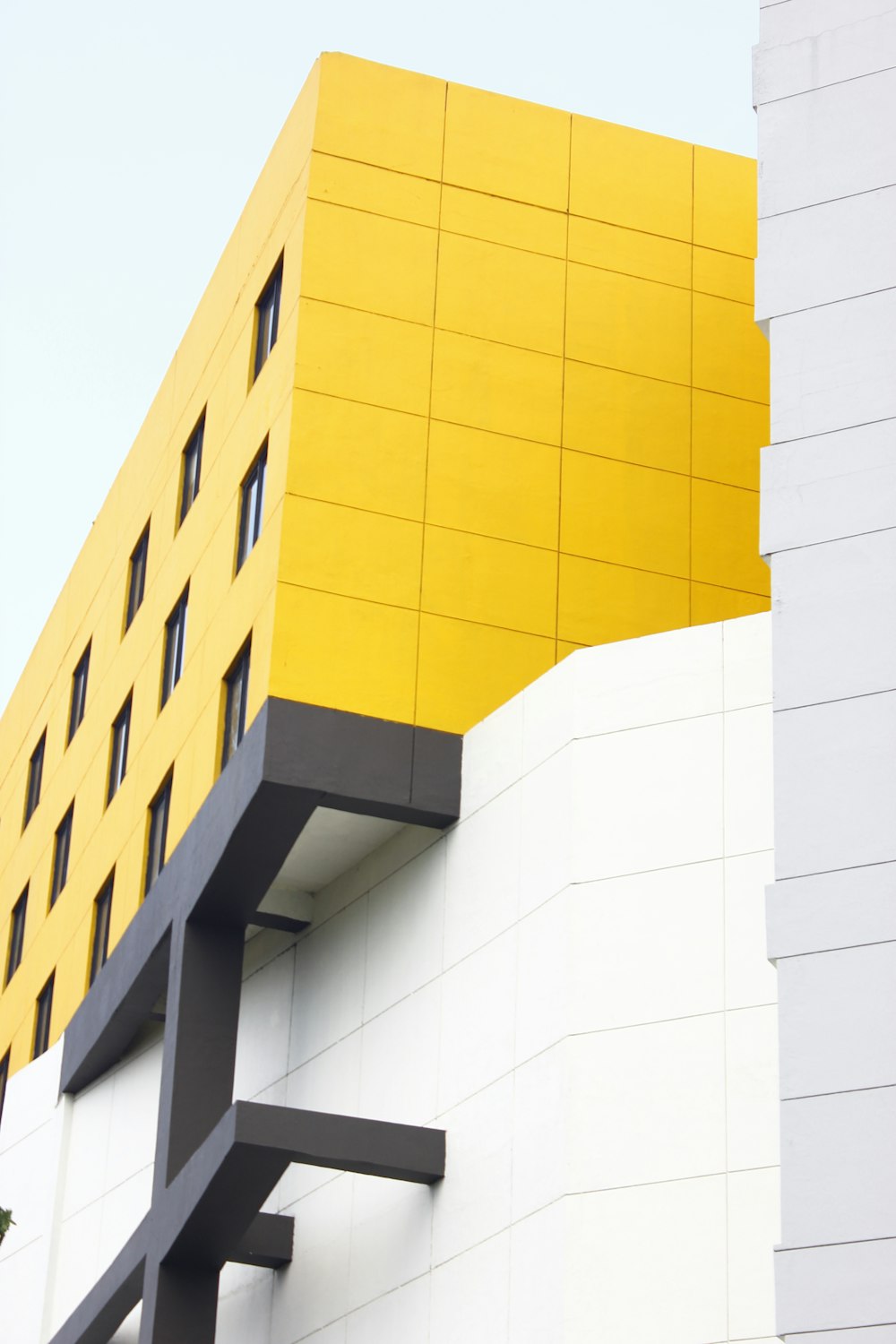 edifício alto branco e amarelo