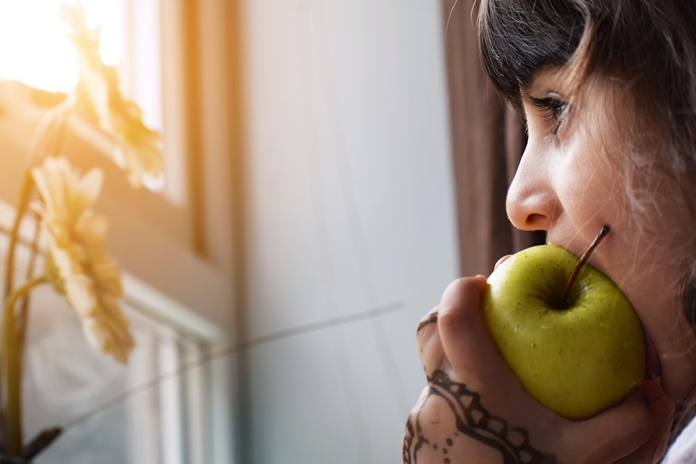 りんごを噛む女性