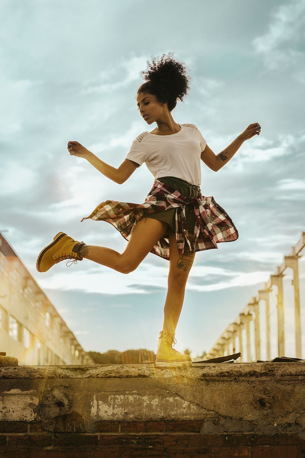 Photo Pleine Longueur D'une Jolie Dame Excitée Danse Disco Frappée Fête Des  Jeunes Coiffure Vol Porter Décontracté Pull Vert Récolte Ventre Nu Jeans Jupe  Courte Chaussures Isolé Fond De Couleur Rose